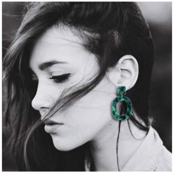 SALE💚 any 3 for $18 💚
 Resin Acrylic Drop Earrings - Picture 5 of 7